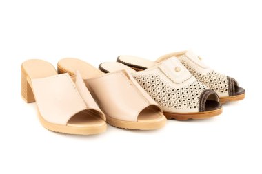 Beyaz arka planda iki şık deri ayakkabı..