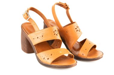 Beyaz arka planda izole edilmiş şık deri ayakkabılar..