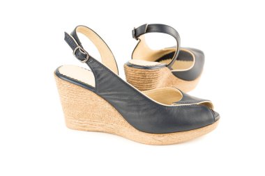 Beyaz arka planda izole edilmiş şık deri ayakkabılar..