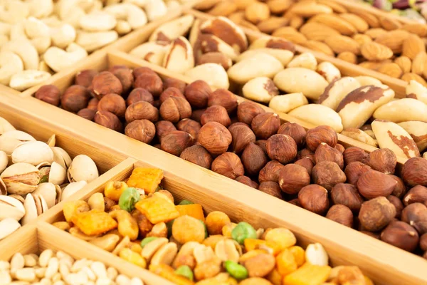 木の箱の中の様々なナッツのヒープ — ストック写真