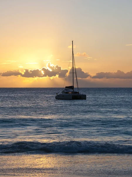 Yacht au coucher du soleil — Photo