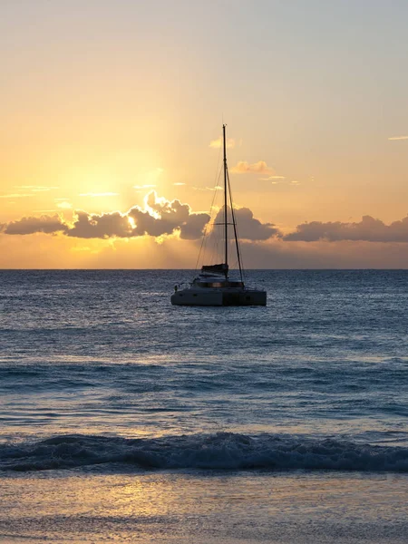 Jachtverhuur bij zonsondergang Rechtenvrije Stockfoto's