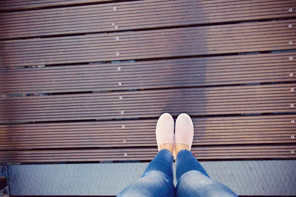 Women's beautiful legs walking through modern bridge — Stock Photo, Image