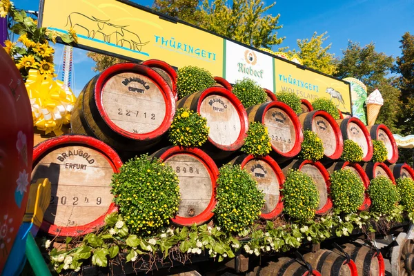 Dřevěné sudy naskládaných venku na Oktoberfestu na slunečný den: Erfur — Stock fotografie