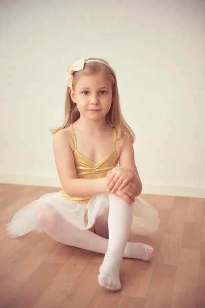 Vrij ijverige ballet meisje zit in witte tutu op dans studi — Stockfoto