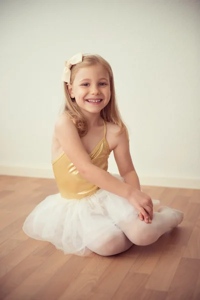 Lächelndes hübsches Ballettmädchen in weißem Tutu im Studio — Stockfoto