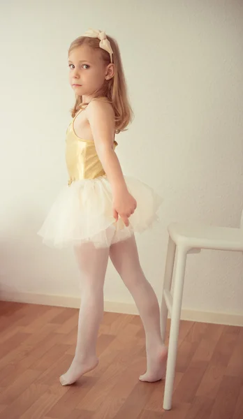 Pretty diligent ballet girl in white tutu practicing a dance num — Stock Photo, Image