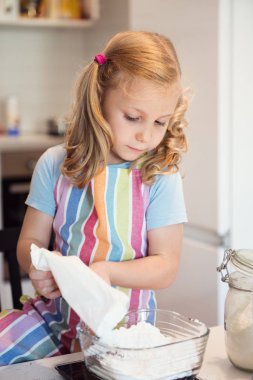 Sevimli küçük kız Noel tatlılar hazırlanıyor