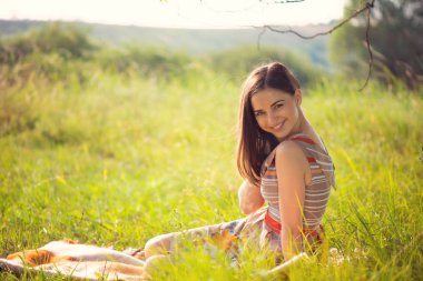 güneşli parkta poz zarif genç kadın