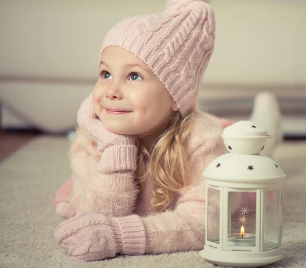 Porträtt av söt flicka i hatt och handskar i juletid — Stockfoto