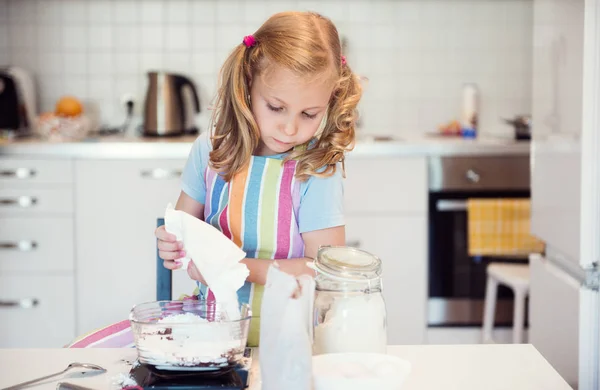 Söt liten flicka förbereda jul godis — Stockfoto