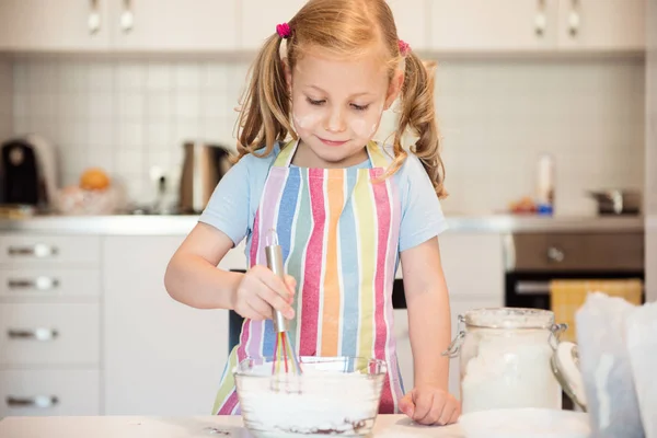 Carino bambina preparare dolci di Natale — Foto Stock