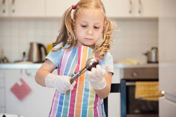 Linda niña preparando dulces de Navidad —  Fotos de Stock