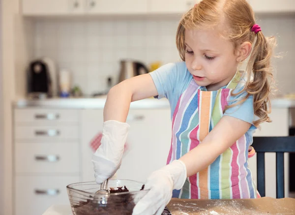 Carino bambina preparare dolci di Natale — Foto Stock