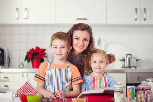 Família feliz preparando biscoitos para a véspera de Natal — Fotografia de Stock