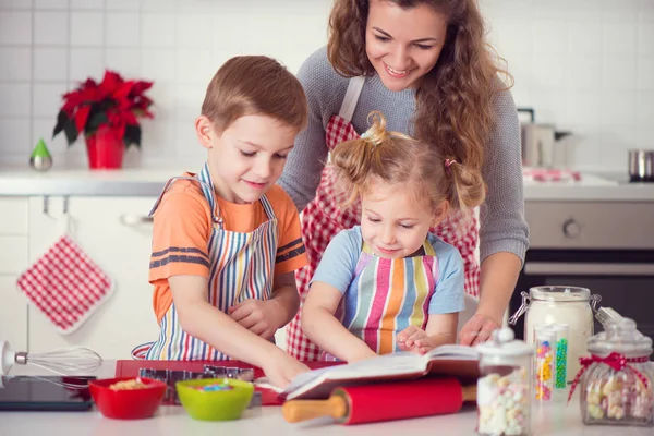 Família feliz preparando biscoitos para a véspera de Natal — Fotografia de Stock