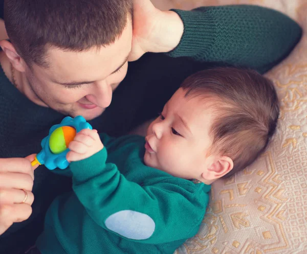 Porträt eines liebenden Vaters mit einem kleinen Jungen — Stockfoto