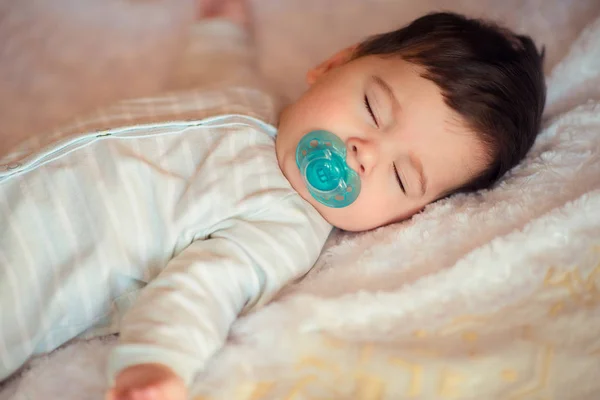 Bebé dormido cubierto con manta de punto — Foto de Stock