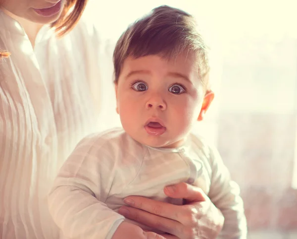 Porträt eines glücklichen, schönen Babys mit Mutter — Stockfoto