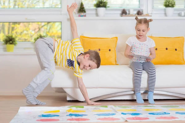 Deux enfants heureux jouant jeu passionnant à la maison — Photo
