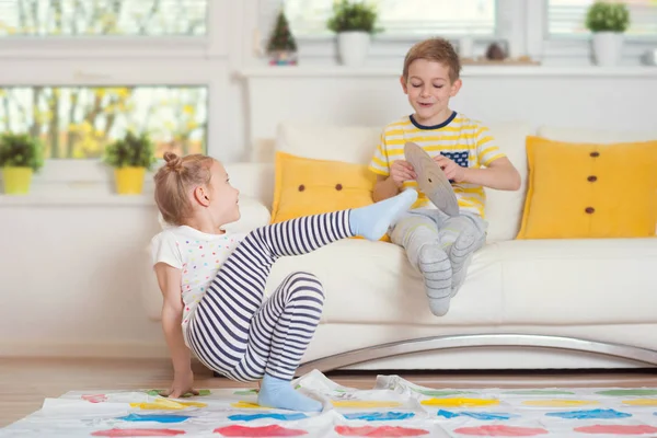 Evde heyecan verici oyun oynayan iki mutlu çocuk — Stok fotoğraf