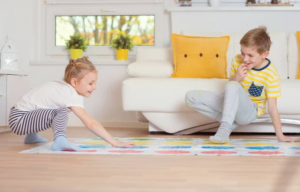 Duas crianças felizes jogando jogo emocionante em casa — Fotografia de Stock