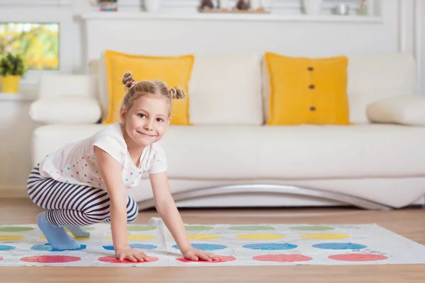 Sevimli küçük kız heyecan verici oyun oynarken iyi eğlenceler — Stok fotoğraf