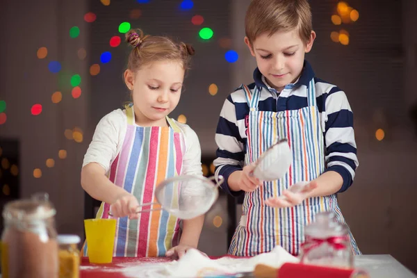 Crianças pequenas felizes preparando biscoitos de Natal — Fotografia de Stock