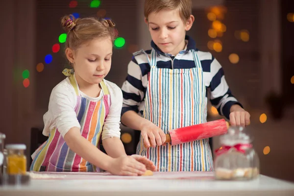 Niños pequeños y felices preparando galletas de Navidad —  Fotos de Stock