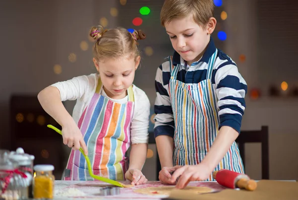 Crianças pequenas felizes preparando biscoitos de Natal — Fotografia de Stock