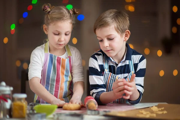 Gelukkige kinderen cookies voorbereiden met kerst en Nieuwjaar — Stockfoto