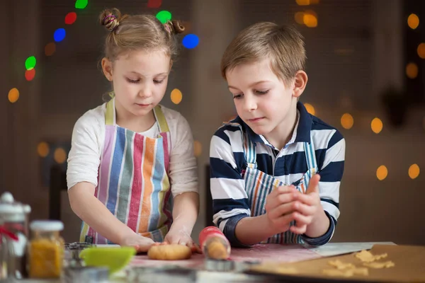 Mutlu çocuk çerezleri Noel ve yeni yıl için hazırlanıyor — Stok fotoğraf