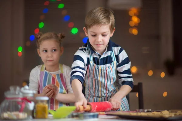 Glada barn förbereda cookies för jul och nyår — Stockfoto