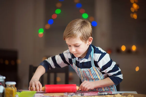 Criança pequena feliz preparando biscoitos para o Natal e Ano Novo — Fotografia de Stock