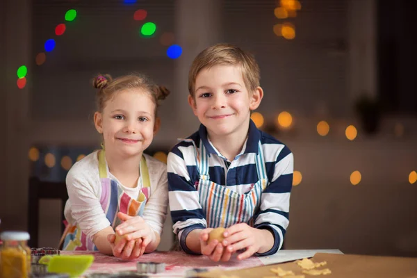 Glada barn förbereda cookies för jul och nyår — Stockfoto