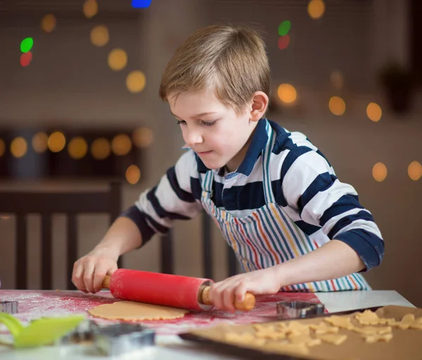 Criança pequena feliz preparando biscoitos para o Natal e Ano Novo — Fotografia de Stock