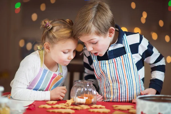 Ευτυχισμένα παιδιά προετοιμασία cookies για Χριστούγεννα και νέο έτος — Φωτογραφία Αρχείου