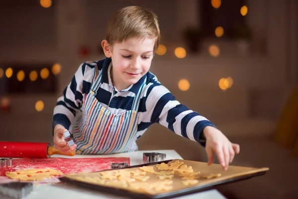 Glada lilla barnet förbereder cookies för jul och nyår — Stockfoto