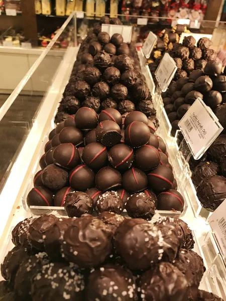 Шоколадні кульки в магазині на Різдво — стокове фото