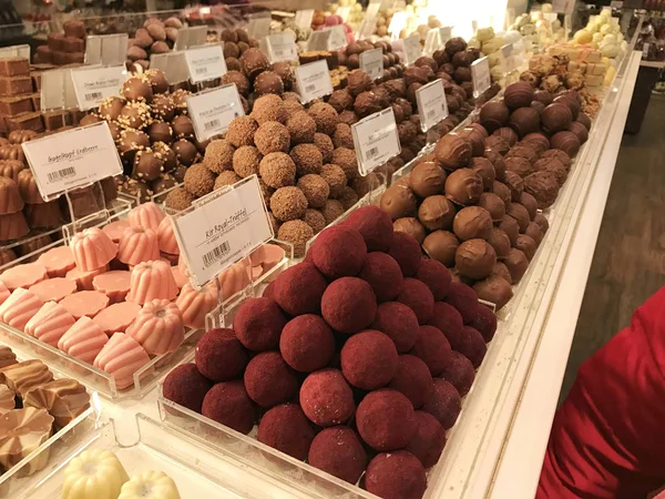 Bolas de chocolate en la tienda para la venta de Navidad —  Fotos de Stock