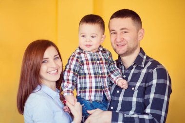 Genç mutlu aile toggler çocukla birlikte evde oynamak