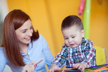 Çizim yürümeye başlayan çocuk oğluyla mutlu güzel anne portresi 