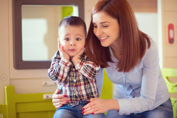 Jonge moeder vrij spelen en lachen met haar zoontje — Stockfoto