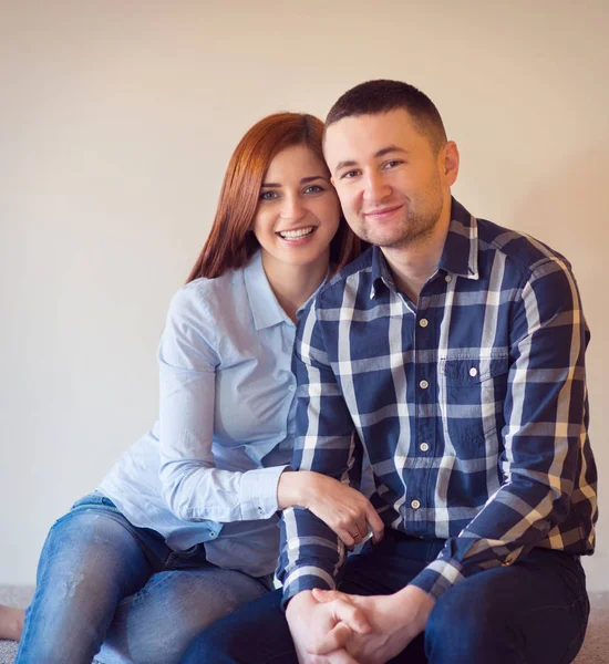 Retrato de encantadora pareja feliz en casa — Foto de Stock