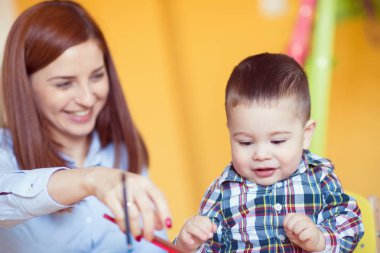 Çizim yürümeye başlayan çocuk oğluyla mutlu güzel anne portresi 