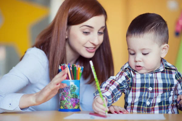 Ritratto di felice bella madre con il suo disegno del figlio bambino — Foto Stock