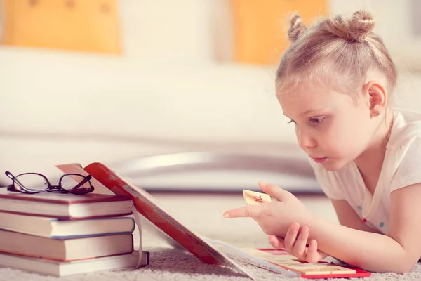 Милая маленькая девочка изучает математику — стоковое фото