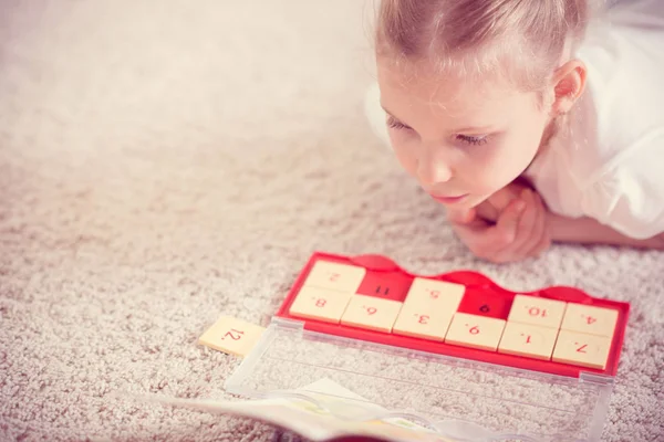 Carino bambina studiare matematica — Foto Stock