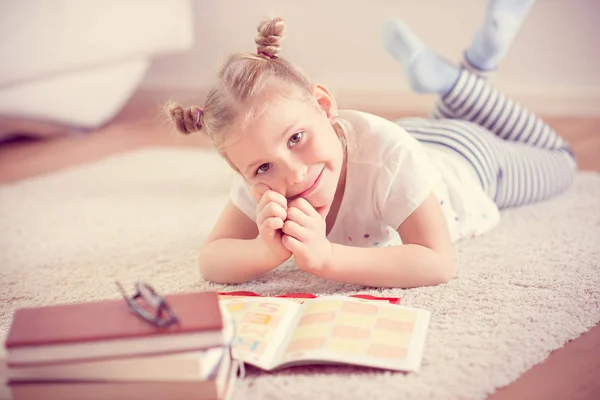 Το χαριτωμένο μικρό κορίτσι διαβάσει το βιβλίο στο σπίτι — Φωτογραφία Αρχείου