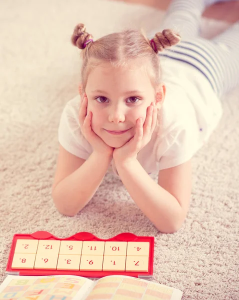 かわいい小さな女の子研究数学 — ストック写真